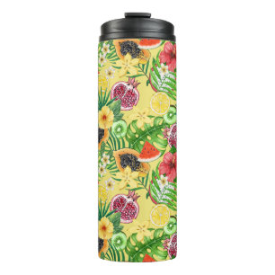 Tropische mix-fruit, bloemen en bladeren op geel thermosbeker