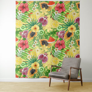 Tropische mix-fruit, bloemen en bladeren op geel wandkleed