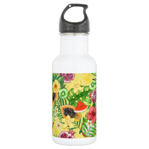 Tropische mix-fruit, bloemen en bladeren op geel waterfles 