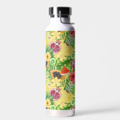 Tropische mix-fruit, bloemen en bladeren op geel waterfles (Links)