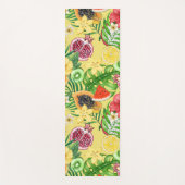 Tropische mix-fruit, bloemen en bladeren op geel yogamat (Voorkant)