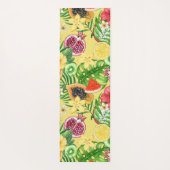 Tropische mix-fruit, bloemen en bladeren op geel yogamat (Achterkant)