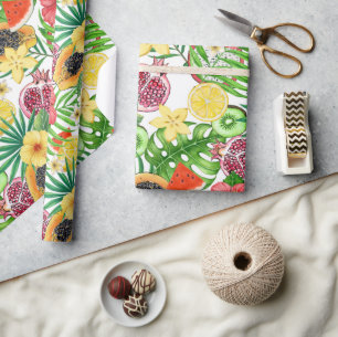 Tropische mix-fruit, bloemen en bladeren op wit cadeaupapier