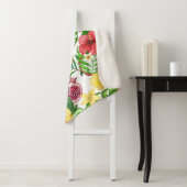 Tropische mix-fruit, bloemen en bladeren op wit sherpa deken (In situ)