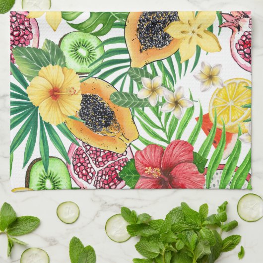 Tropische mix-fruit, bloemen en bladeren op wit theedoek (Gevouwen)