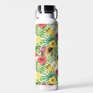 Tropische mix-fruit, bloemen en bladeren op wit waterfles