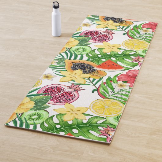 Tropische mix-fruit, bloemen en bladeren op wit yogamat (In situ)