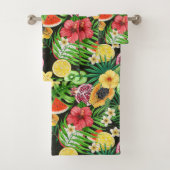 Tropische mix-fruit, bloemen en bladeren op zwart bad handdoek (Insitu)