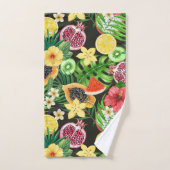 Tropische mix-fruit, bloemen en bladeren op zwart bad handdoek (Handdoek)