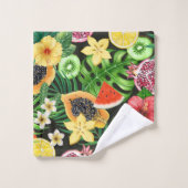Tropische mix-fruit, bloemen en bladeren op zwart bad handdoek (Wasdoekje)