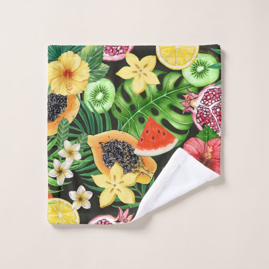 Tropische mix-fruit, bloemen en bladeren op zwart bad handdoek (Wasdoekje)