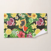 Tropische mix-fruit, bloemen en bladeren op zwart bad handdoek (Handdoek)