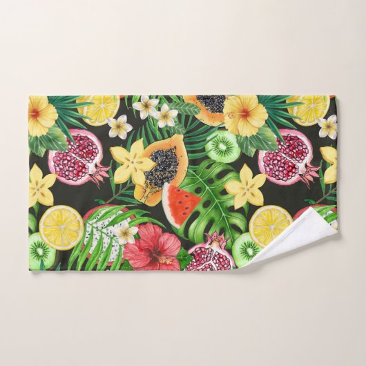 Tropische mix-fruit, bloemen en bladeren op zwart bad handdoek (Handdoek)