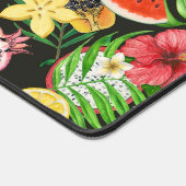 Tropische mix-fruit, bloemen en bladeren op zwart bureaumat (Hoek)