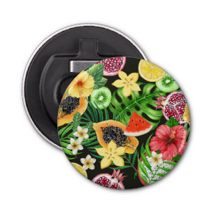 Tropische mix-fruit, bloemen en bladeren op zwart button flesopener