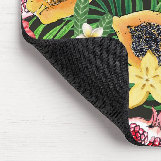 Tropische mix-fruit, bloemen en bladeren op zwart muismat (Hoek)