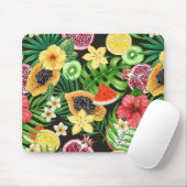 Tropische mix-fruit, bloemen en bladeren op zwart muismat (Met muis)