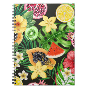 Tropische mix-fruit, bloemen en bladeren op zwart notitieboek