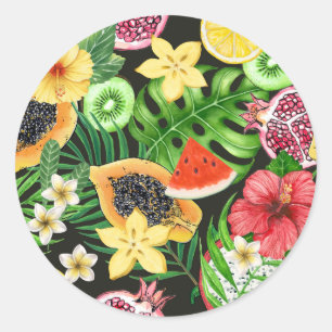 Tropische mix-fruit, bloemen en bladeren op zwart ronde sticker