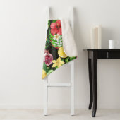 Tropische mix-fruit, bloemen en bladeren op zwart sherpa deken (In situ)