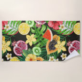 Tropische mix-fruit, bloemen en bladeren op zwart strandlaken (Voorkant)