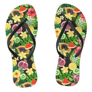 Tropische mix-fruit, bloemen en bladeren op zwart teenslippers