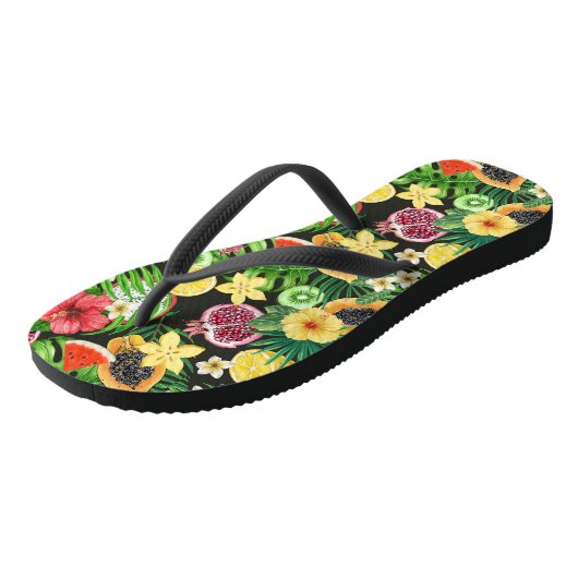 Tropische mix-fruit, bloemen en bladeren op zwart teenslippers (Schuin)