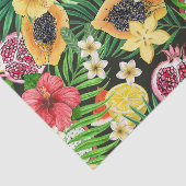 Tropische mix-fruit, bloemen en bladeren op zwart tissuepapier (Detail)