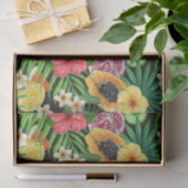 Tropische mix-fruit, bloemen en bladeren op zwart tissuepapier (Geschenk)