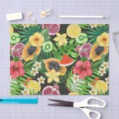 Tropische mix-fruit, bloemen en bladeren op zwart tissuepapier (Craft)