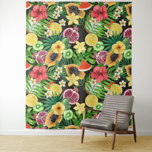 Tropische mix-fruit, bloemen en bladeren op zwart wandkleed (In situ)