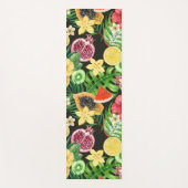 Tropische mix-fruit, bloemen en bladeren op zwart yogamat (Voorkant)