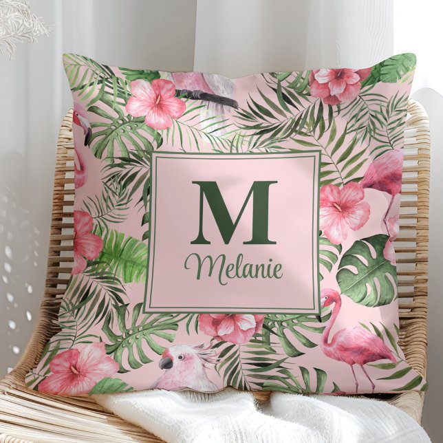 Tropische Monstera en Flamingo Monogram Kussen (Tropical Monstera and Flamingo Monogram Throw Pillow in a sunny rattan armchair.)
