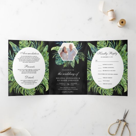 Tropische monstera Palm Leaves Black Wedding Drieluik Uitnodiging (Binnen)