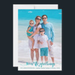 Tropische Nautical Script SEAsons Greetings Feestdagenkaart<br><div class="desc">Een nautisch of tropisch toneelstuk op "Seizoensgroeten" met de woorden "Zeeen & groeten" in de moderne, handgeschreven penseeltypografie in turquoise en voorzien van twee gestempelde zeester tegen een witte ombre bekleding op één foto. Dit aquatische of strandstrand met de naam 'vakantie'-fotokaart coördineert uw strand, cruise, watersport of tropische vakantie foto's...</div>