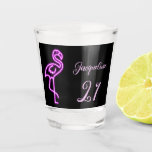 Tropische neon Flamingo 21st Birthday van de douan Shot Glas<br><div class="desc">👉 Viel je 21ste verjaardag in stijl met dit aangepaste retro shot glas, met een roze neon flamingo! Dit is het perfecte accessoire voor een belangrijk verjaardagsfeest! - Klik gewoon om dit ontwerp te personaliseren 🙏 Dank u voor het steunen van mijn kleine onderneming - Als u een op maat...</div>