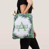 Tropische palmbladeren & Initialen letter met naam Tote Bag (Dichtbij)