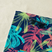 Tropische palmbladeren Monogram turquoise koraal Strandlaken (In situ)