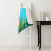 Tropische palmbladeren op blauw hemellandschap sherpa deken (In situ)