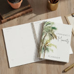 Tropische palmbomen Modern Planner<br><div class="desc">Volg al uw afspraken en speciale datums bij deze planner. Dit ontwerp bevat een groep prachtige tropische groene en bruine waterverf palmbomen op een getextureerde witte waterverf achtergrond. Creëer door Simply Farmhouse Press.</div>