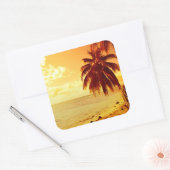 Tropische palmbomen op een strand bij zonsondergan vierkante sticker (Envelop)
