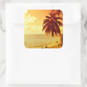 Tropische palmbomen op een strand bij zonsondergan vierkante sticker (Tas)