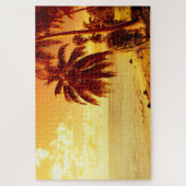 Tropische palmbomen op het strand bij zonsondergan legpuzzel (Verticaal)
