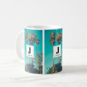 Tropische palmbomen Retro Vibe Monogram Koffiemok (Voorkant links)