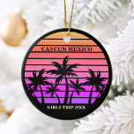 Tropische palmbomen roze zwart aangepaste meisjes  keramisch ornament<br><div class="desc">Koele hete roze en zwarte palmboom kerstornament voor een meisjes reis naar een tropisch eiland. Beschikt over prachtige palmbomen voor een  roze strandzonsondergang. Perfecte aangepaste aandenken voor uw cruise of zomerreis naar het zee.</div>
