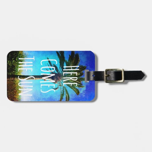 Tropische palmboom blauwe hemel "Hier komt de zon" Bagagelabel (Voorkant horizontaal)