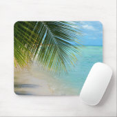 Tropische palmboom en oceaan op het strand muismat (Met muis)