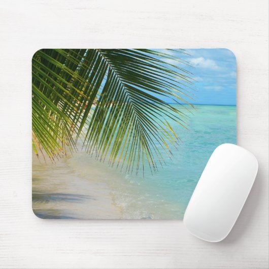 Tropische palmboom en oceaan op het strand muismat (Met muis)