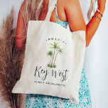 Tropische palmboom gepersonaliseerd vrijgezellenfe tote bag<br><div class="desc">Welkom vrienden op je vrijgezellenweekend met deze schattige gepersonaliseerde canvas tassen. Dit ontwerp is ideaal voor strandelijke of tropische locaties en heeft een trio groene waterverf palmbomen met daaronder uw bestemming (getoond met Key West) in handgeschreven schrift. Voeg jouw naam(s) of gelegenheidsnaam hieronder toe in handgeschreven cursief schrift, en het...</div>