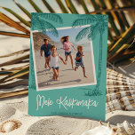 Tropische palmboom Mele Kalikimaka Foto Feestdagenkaart<br><div class="desc">Breng de warme Hawaiiaanse vibes naar je geliefden dit vakantieseizoen! Onze moderne Hawaiiaanse kerstkaart is een uiting van liefde, met een prachtige blauwgroen achtergrond, een vierkant slot voor een familiefoto, opvallende blauwgroen palmbomen en versierd met de hartverwarmende 'Mele Kalikimaka'-groet. Personaliseer het verder met uw familienaam. Dit is niet alleen een...</div>